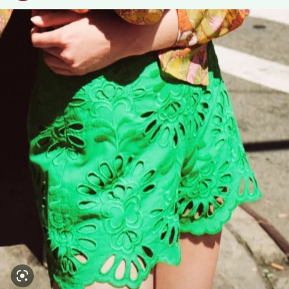 ZARA GREEN EYELET SHORTS - Picture 2 of 5